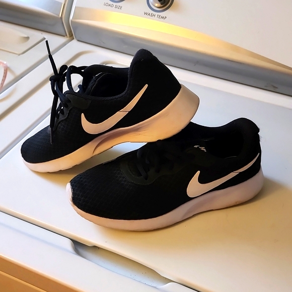 Nike - Picture 3 of 4